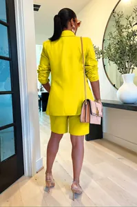 Vista trasera de un conjunto de blazer y pantalones cortos amarillos vibrantes para mujer.