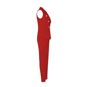 Vue latérale d'un ensemble de bureau deux pièces avec blazer rouge sans manches et pantalon.