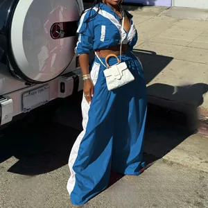 Schickes blau-weißes Patchwork-Trainingsanzug-Set mit weitem Bein im Street-Style-Look.