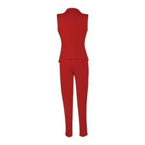 Vue arrière d'un élégant ensemble de bureau rouge deux pièces avec gilet et pantalon