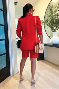 Vista posterior detallada de un conjunto de blazer y pantalones cortos rojos mujer
