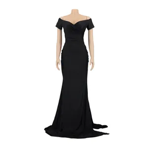 Vue détaillée d'une élégante robe de soirée noire à épaules dénudées avec un col en V profond