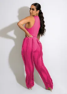 Gedetailleerd achteraanzicht van een fuchsia mouwloze top en set met franjebroeken