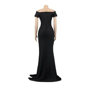 Vue arrière détaillée d'une élégante robe de soirée noire à épaules dénudées sur mannequin