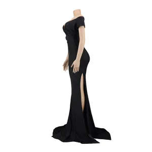Vue latérale d'une robe longue sexy noire à épaules dénudées avec fente haute.