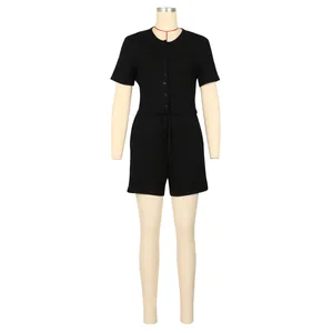 Vista frontale di un completo a due pezzi a costine nero da donna con top a bottoni e pantaloncini