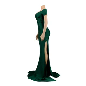 Vue latérale d'une robe de soirée vert foncé élégante avec une fente haute et col en V