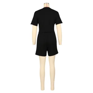 Vista posteriore di un set a due pezzi a costine nero con t-shirt e pantaloncini sportivi