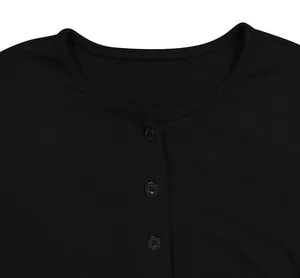 Dettaglio ravvicinato della scollatura della t-shirt a coste nera con tre bottoni piccoli