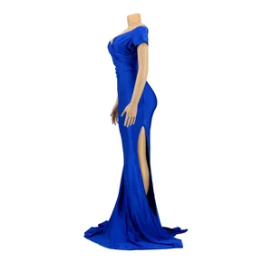 Robe de soirée bleu roi élégante avec fente haute et décolleté en V, vue de côté