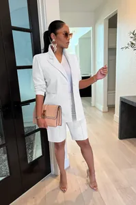 Elegante conjunto de dos piezas blanco con blazer y pantalones cortos para oficina