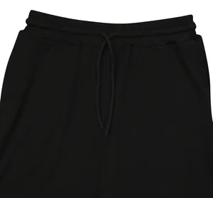 Primo piano di pantaloncini sportivi neri a costine con coulisse elastica.
