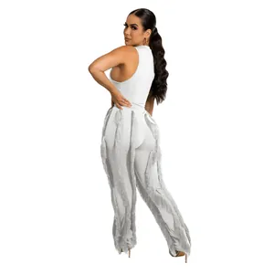 Achteraanzicht van een witte tweedelige outfit met mouwloze top en broek met franjes