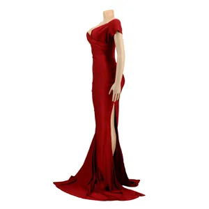 Vue latérale élégante d'une robe de soirée rouge foncé avec fente et épaules nues