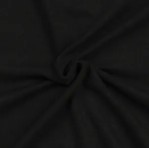 Primo piano che mostra la trama fine del tessuto a maglia a coste nero sportivo.