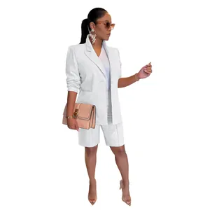 Vista detallada de un elegante conjunto de blazer blanco y pantalones cortos para mujer