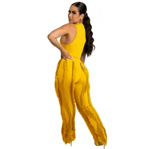 Achteraanzicht van een geel tweedelig setje met lange franjes op de broek voor dames