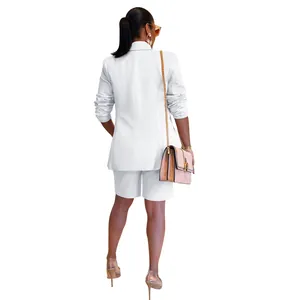Vista trasera de un elegante conjunto de blazer y shorts blancos casuales para mujer