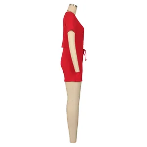 Vista laterale del set sportivo rosso a due pezzi con maglia a maniche corte e pantaloncini.