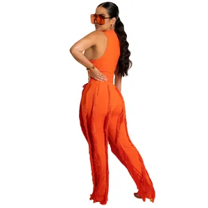 Achteraanzicht van levendige oranje tweedelige outfit met stijlvolle franje details.