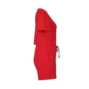 Profilo laterale di un set a due pezzi a costine rosse con top e pantaloncini.