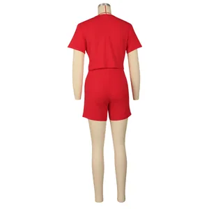Vista posteriore di un set a coste rosse in due pezzi con crop top e shorts