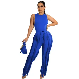 Detailweergave van de blauwe tweedelige set met mouwloze top en modieuze franjebroek