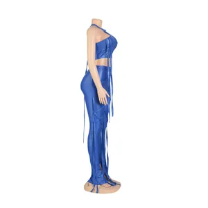 Vista laterale di un set sexy blu con gilet e pantaloni in similpelle con lacci lunghi