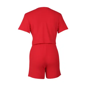 Vista posteriore di un completo rosso da donna due pezzi con top a maniche corte e pantaloncini.