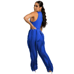Gedetailleerd overzicht van de blauwe franjes op deze stijlvolle broek met hoge taille