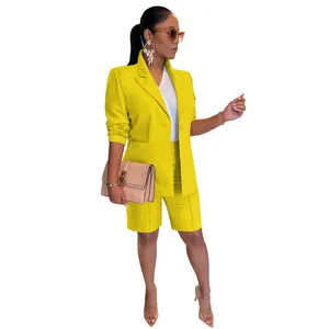 Elegante conjunto de dos piezas de blazer y pantalones cortos amarillo brillante
