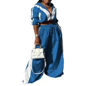Modisches blau-weißes Damen-Trainingsset aus Webstoff mit Kurzjacke und weiter Hose Set