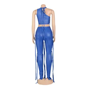 Vista posteriore di un set blu due pezzi in ecopelle con top e pantaloni stringati.