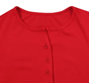 Dettaglio ravvicinato della scollatura in maglia a coste rossa con bottoni abbinati estivi