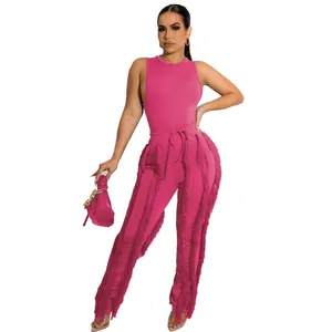 Volledige weergave van een roze tweedelig setje met lange verticale franjes op de broek