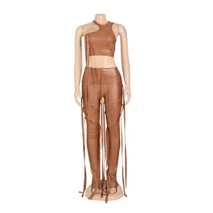 Set sexy a due pezzi in ecopelle marrone con nappe e dettagli di cinturini per donne