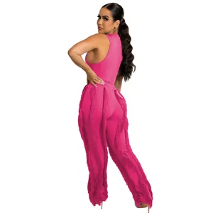 Achteraanzicht van roze mouwloze tweedelige set met stijlvolle franjes aan de broek