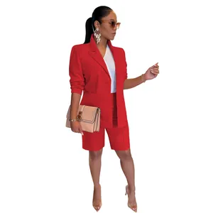Elegante conjunto rojo de dos piezas con blazer y pantalones cortos para mujer, estilo de verano