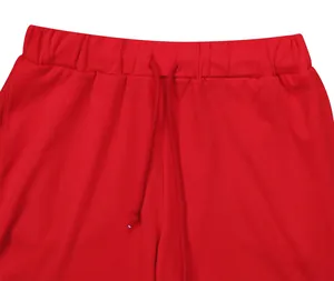 Dettaglio dell'elastico in vita e della coulisse su pantaloncini sportivi a coste