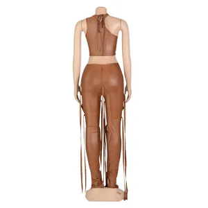 Vista posteriore di un set sexy a due pezzi marrone con crop top e pantaloni in ecopelle