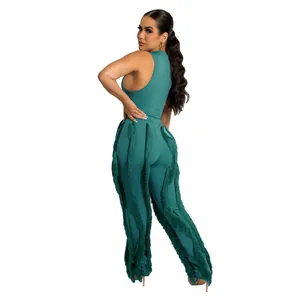 Achteraanzicht van een stijlvolle blauwgroene tweedelige set met franje en kwastjesbroek.