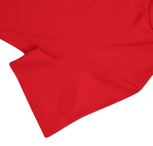 Primo piano ad alta risoluzione della trama del tessuto a costine rosso sulla manica di una t-shirt