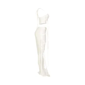Vista laterale di un set sexy bianco a due pezzi con crop top e pantaloni cut-out