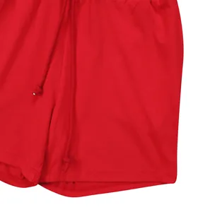 Dettaglio di pantaloncini sportivi a costine rossi con coulisse e cuciture