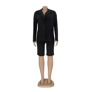 Vista frontal del conjunto negro de dos piezas para mujer con blazer y shorts en maniquí