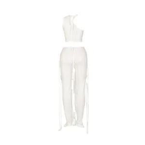 Vista posteriore di un set due pezzi bianco con canotta stringata e pantalone