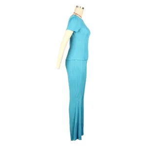 Vue latérale d'un ensemble deux pièces plissé turquoise pour femme avec haut et pantalon.