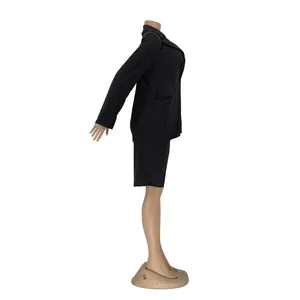 Vista lateral de un conjunto de traje negro para mujer con blazer y pantalón corto