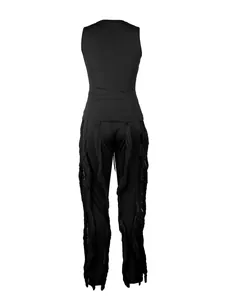 Achteraanzicht van een tweedelige set met zwart mouwloos vest en broek met franjes