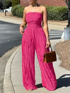 Elegante tuta fucsia senza spalline a gamba larga con dettagli a pieghe